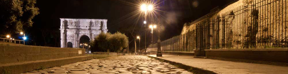 Vista dell’arco di Costantino e del foro palatino di notte