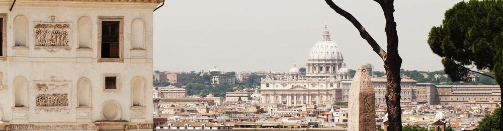  Vista della Basilica di San Pietro, nella Città del Vaticano, dai tetti